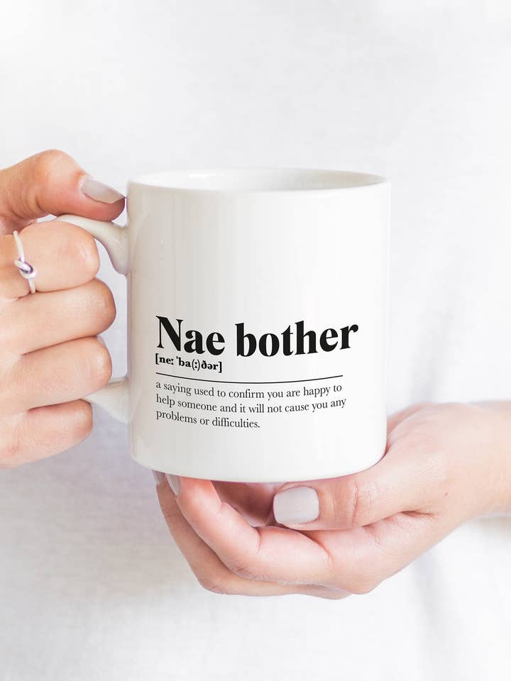 Mug Nae Bother Greeting Scots Saying, cadeau de pendaison de crémaillère, typographie monochrome minimaliste, drôle, scandinave, définition de l'argot écossais pour la vente par Kalloway Design