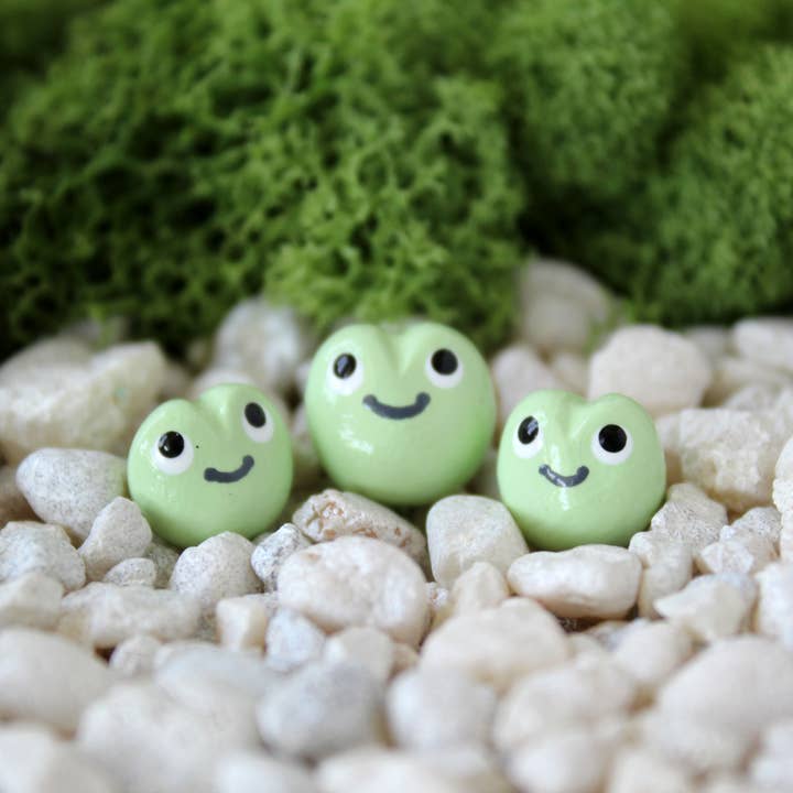 Fairy Garden Frogs for wholesale by Mariposa Miniatures