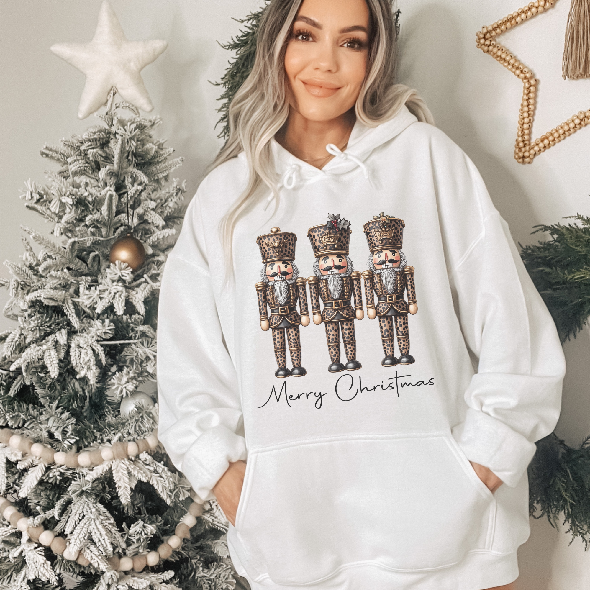 Trendznmore - Modern Graphic Apparel - Wholesale Hoodie - Dames - Luipaard Nutcracker Merry Christmas Hoodie1