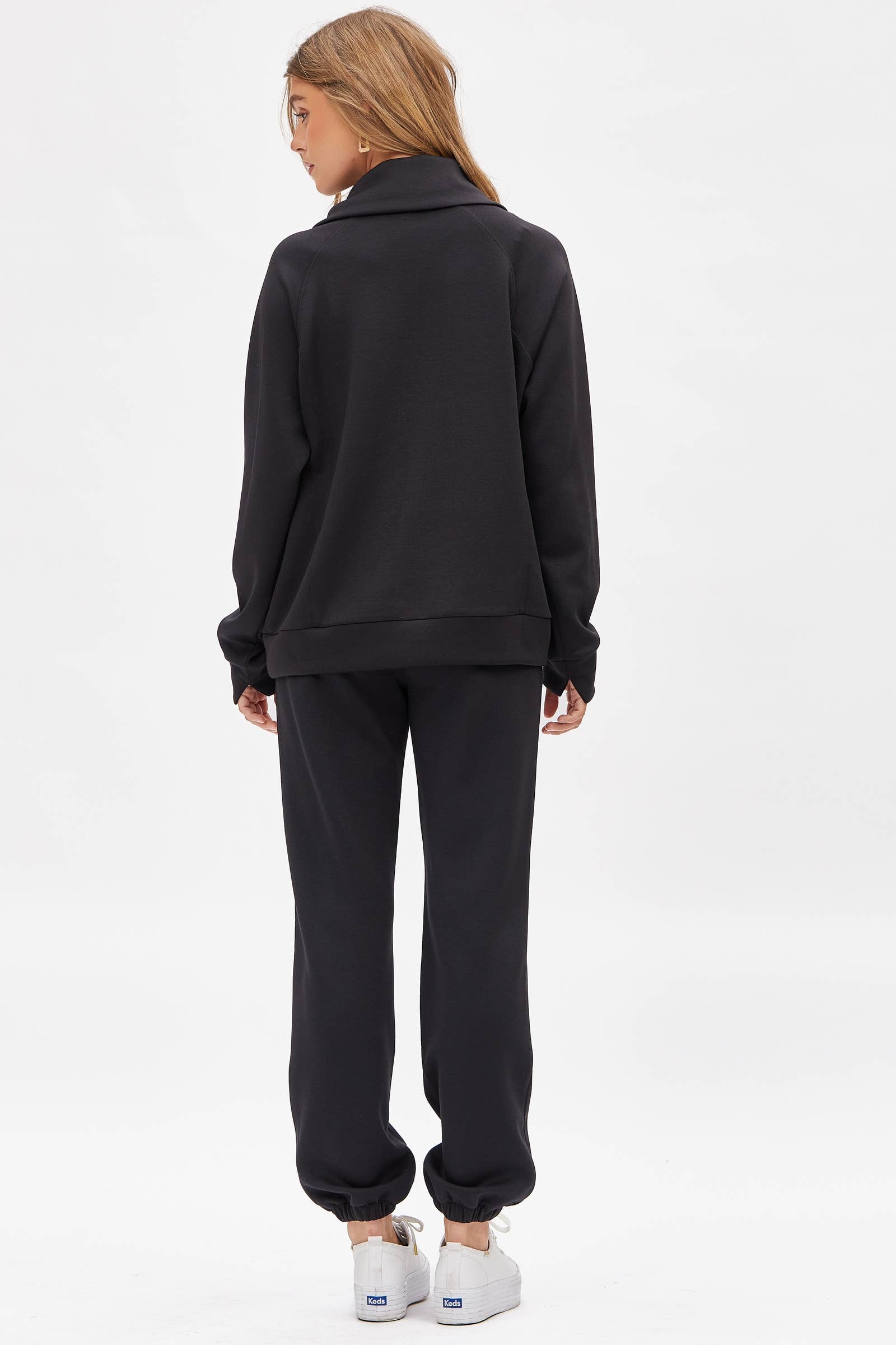 Dear Scarlett – Großhandel Loungewear-Set – Damen – Reiseset aus Modal-Pullover mit viertelförmigem Reißverschluss und Jogginghose8