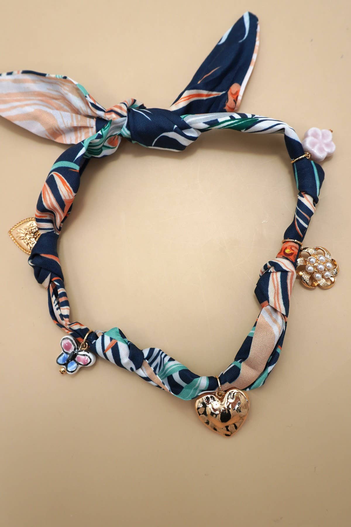 Gold SCARF CHARM NECKLACE-HEART FLOWER CERAMIC FLORAL | 80N92320 for wholesale on Faire2