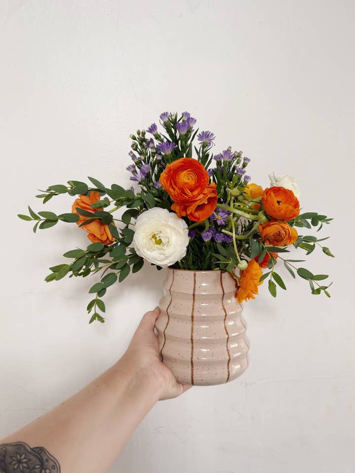Grand vase à fleurs pour la vente par Gin Pottery