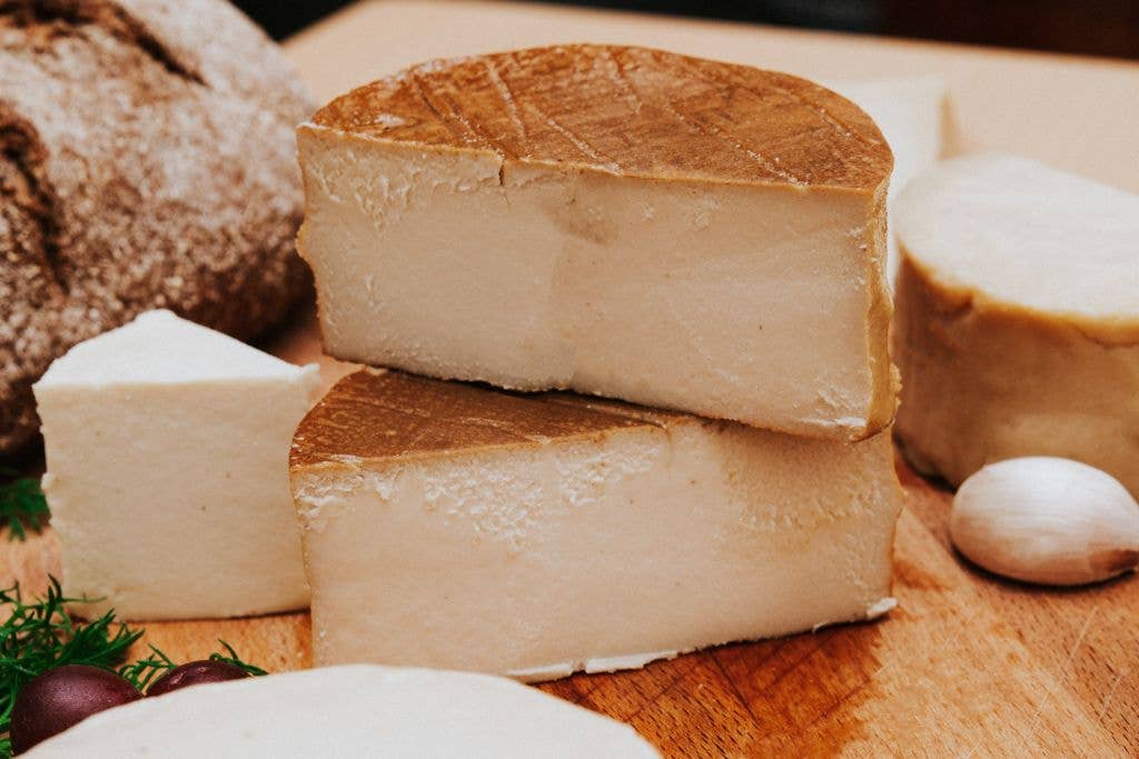 Quevana - La Quesería Vegana - Vente Fromages - Demi-affiné fumé à la noix de cajou (biologique et vegan)1