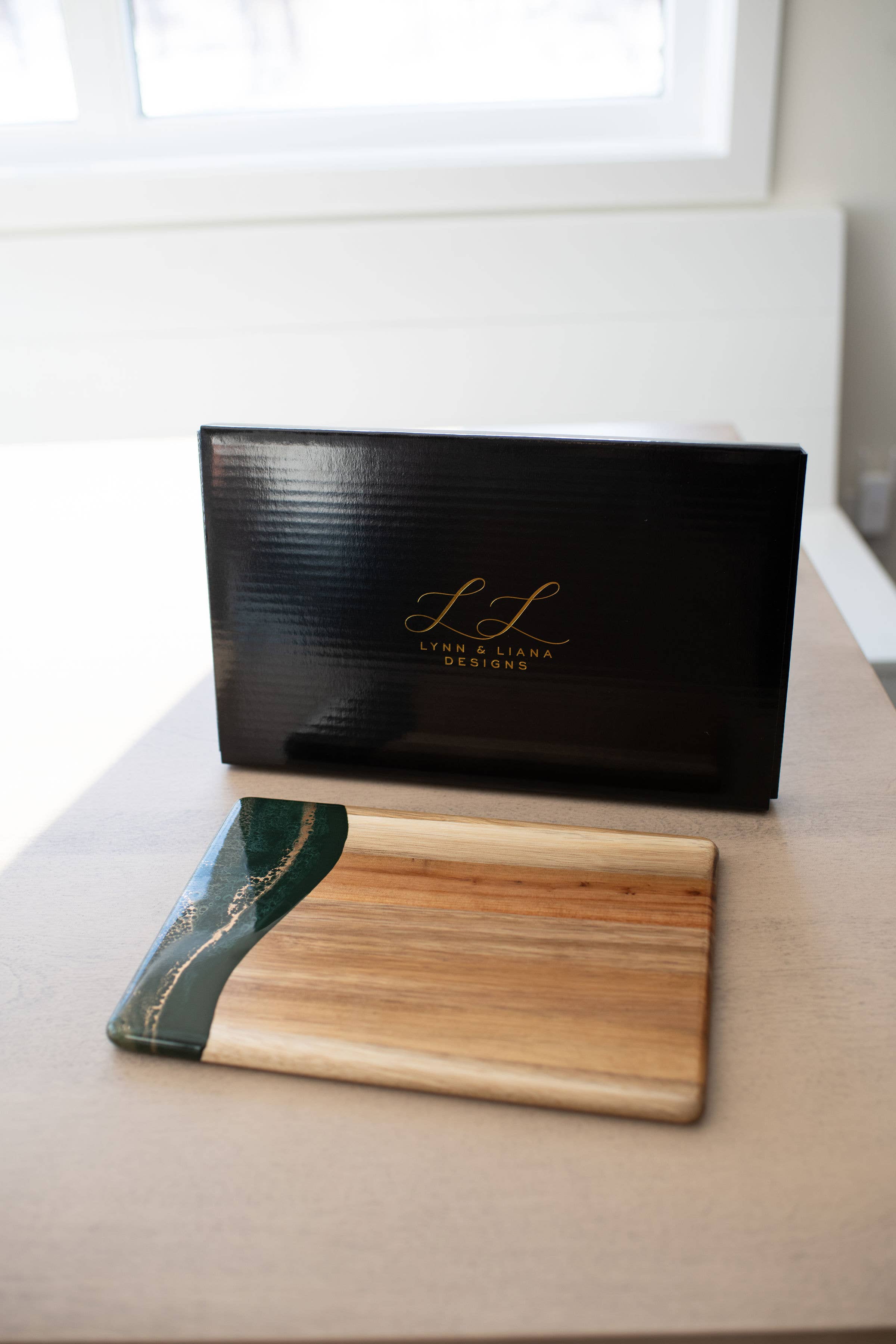 Lynn & Liana Designs - Vendita all'ingrosso Taglieri per formaggio - Tagliere per formaggi e salumi in legno di acacia con resina - No dazi!16