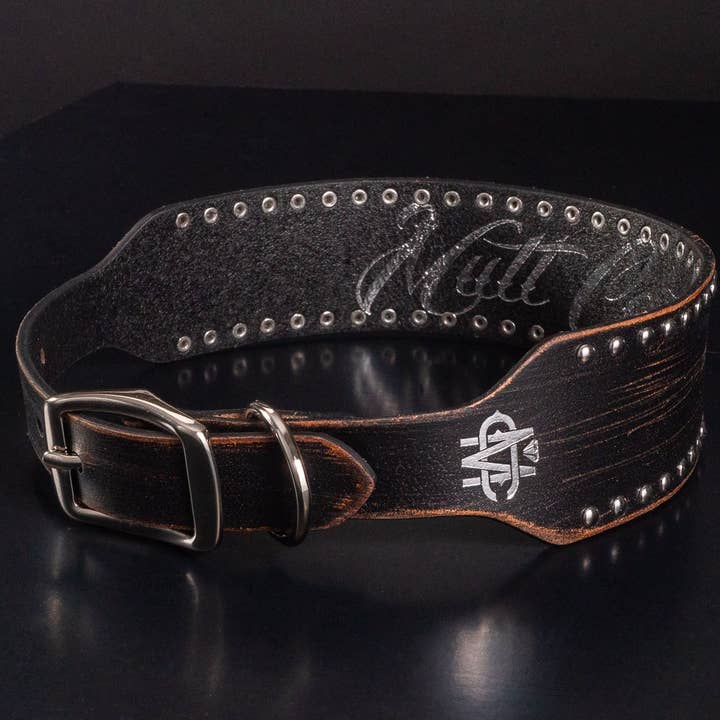 Collare per cani in pelle invecchiata con chiodi argentati per la vendita all'ingrosso da parte di Mutt Couture