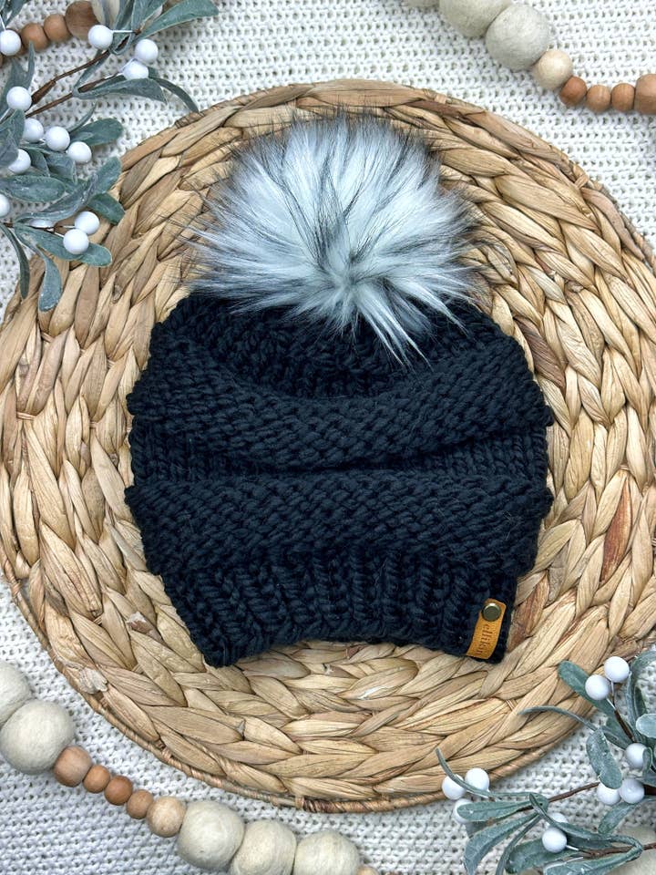 Bonnet en tricot Lola en noir pour la vente par Ellikin Knits