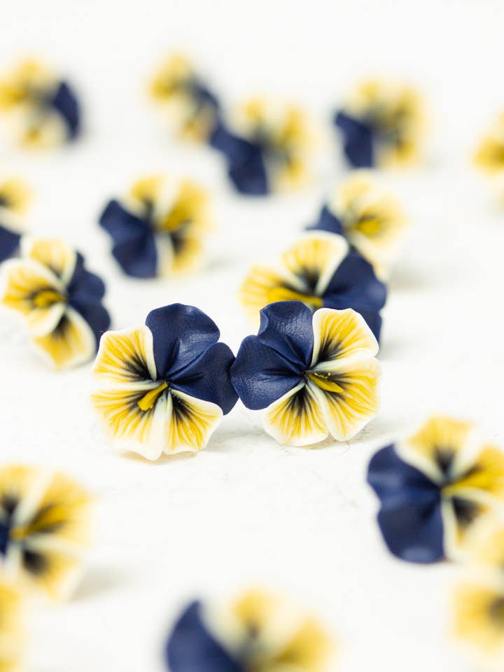 Lila Gelbe Stiefmütterchen-Ohrringe – Stecker oder Clips erhältlich für den Großhandel von EtenIren