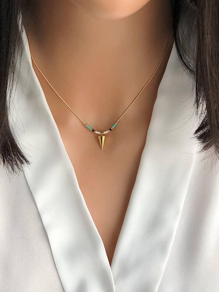 Collier minimaliste à pointes délicates en or avec petites perles, Min pour la vente par 36th Child Jewelry