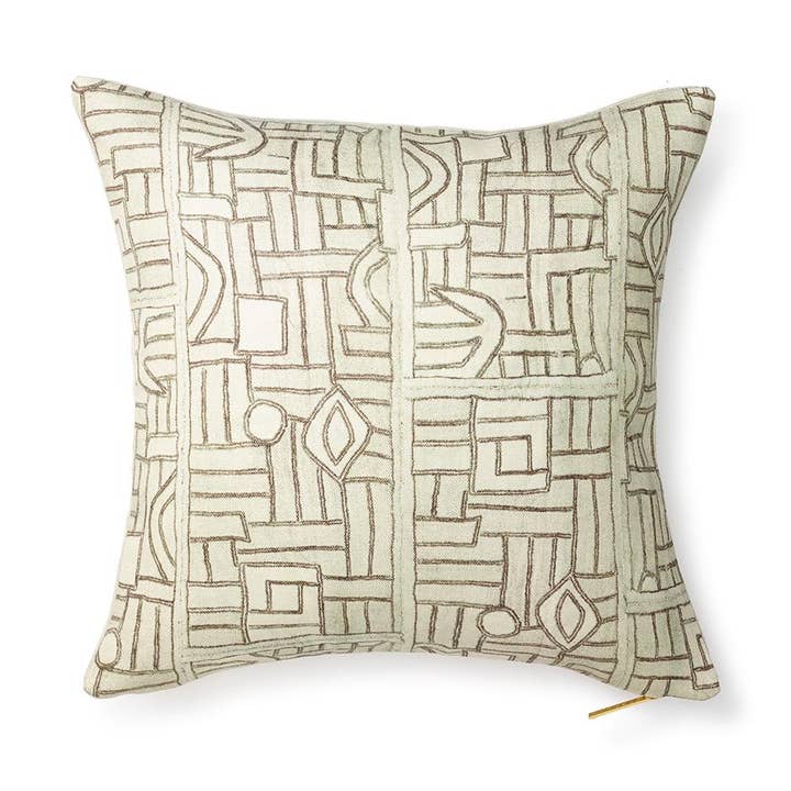 Coussin en tissu Kuba Labyrinthe Ecru pour la vente par St. Frank