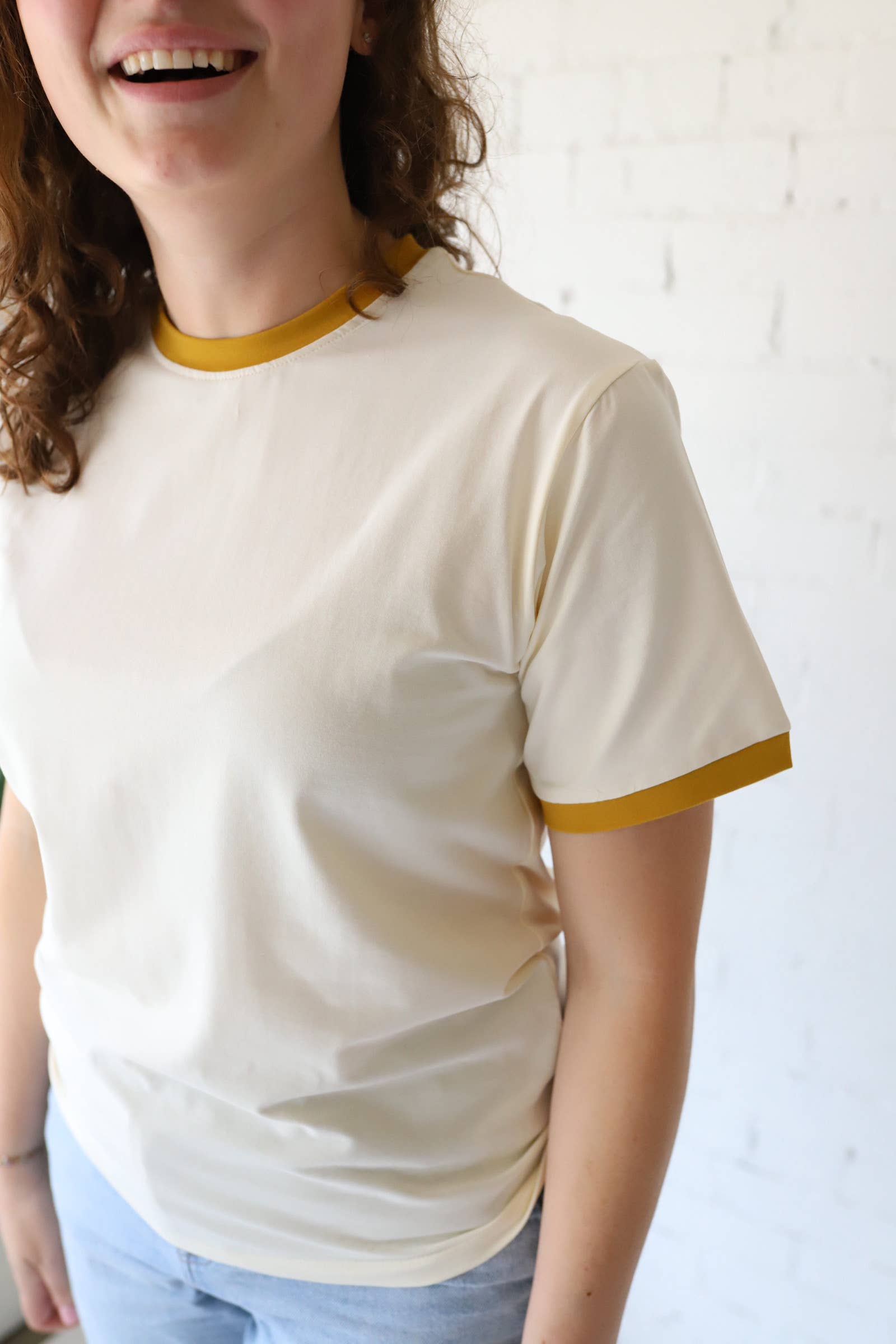 Polished Prints - Vente Chemise – femme - T-shirt classique pour femme avec bord contrasté en moutarde, T-shirts vierges5