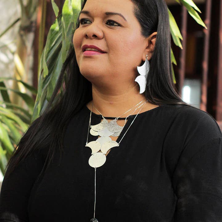 Chick Boss LLC – wholesale Hängande örhängen – BRIGHT MOON - Slående mix-match örhängen med onyx från Lunar Collection3