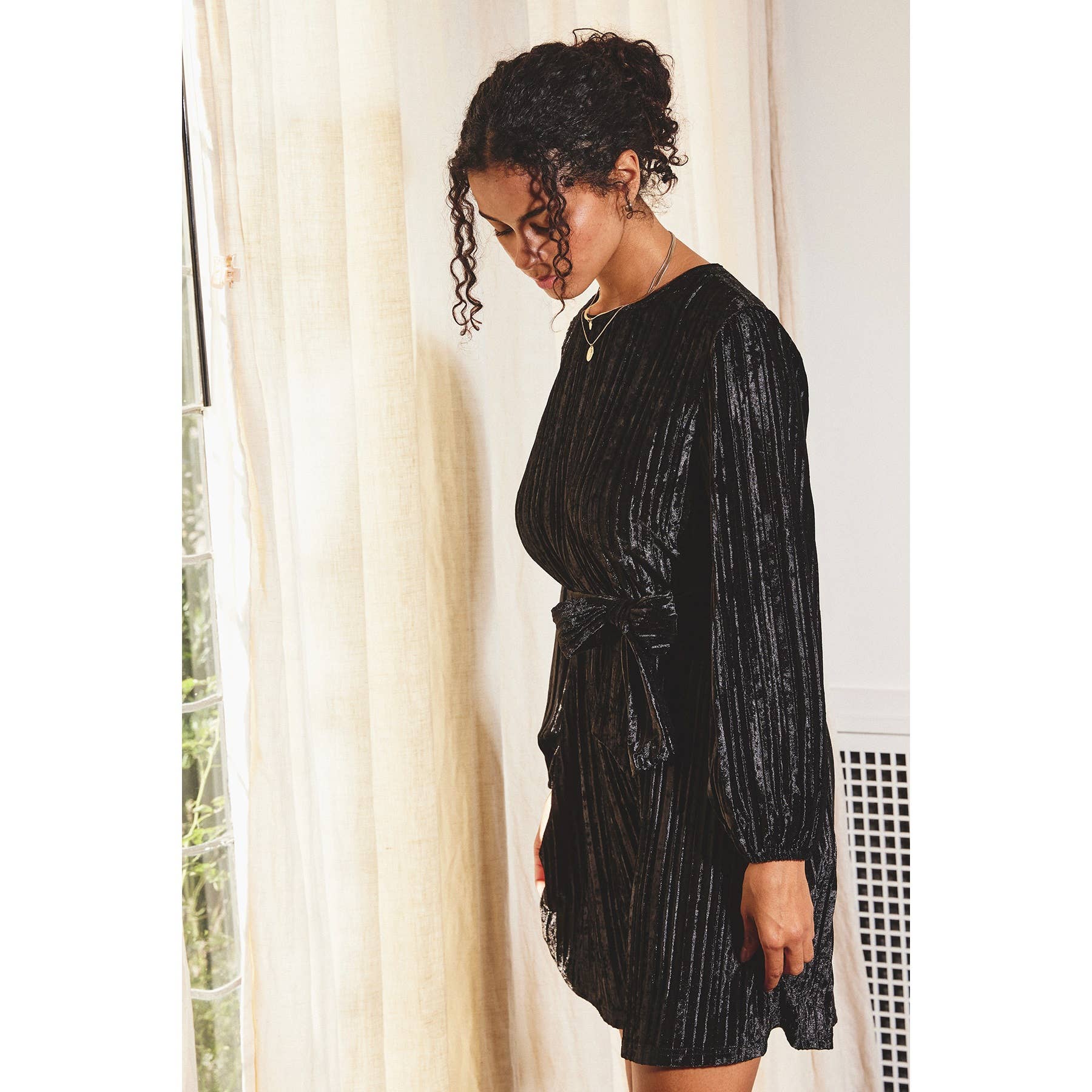 Dress Forum - Vendita all'ingrosso Vestito - Donna - Abito con cintura a fusciacca con scollo alto in velluto20