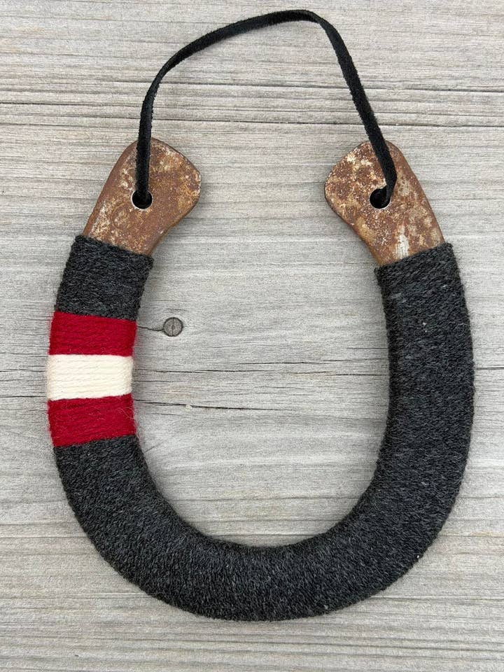 Fer à cheval porte-bonheur recyclé pour la vente par Bear + Scout