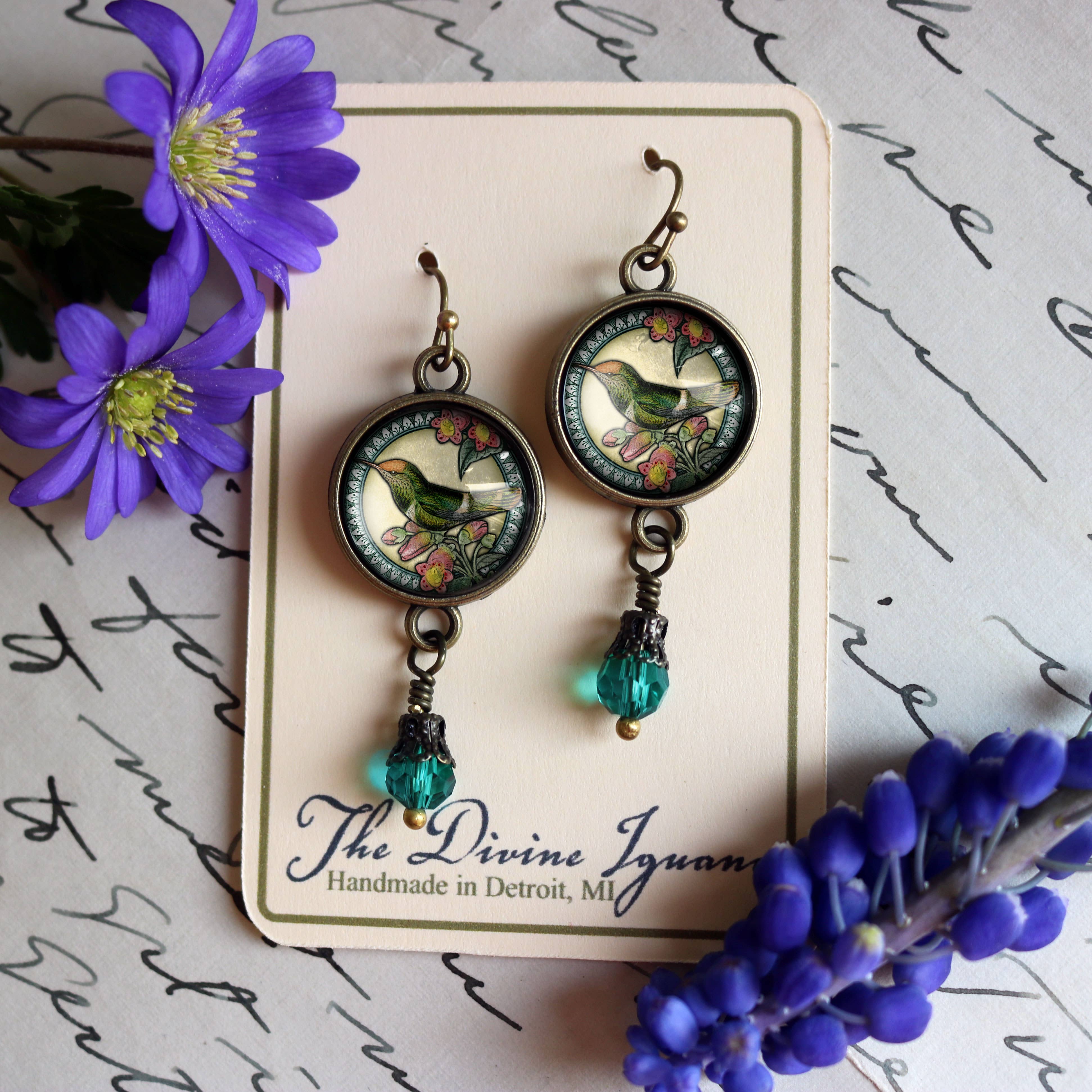 The Divine Iguana - Vente Boucles d'oreilles pendantes - Boucles d'oreilles cabochon en verre d'inspiration vintage colibri1