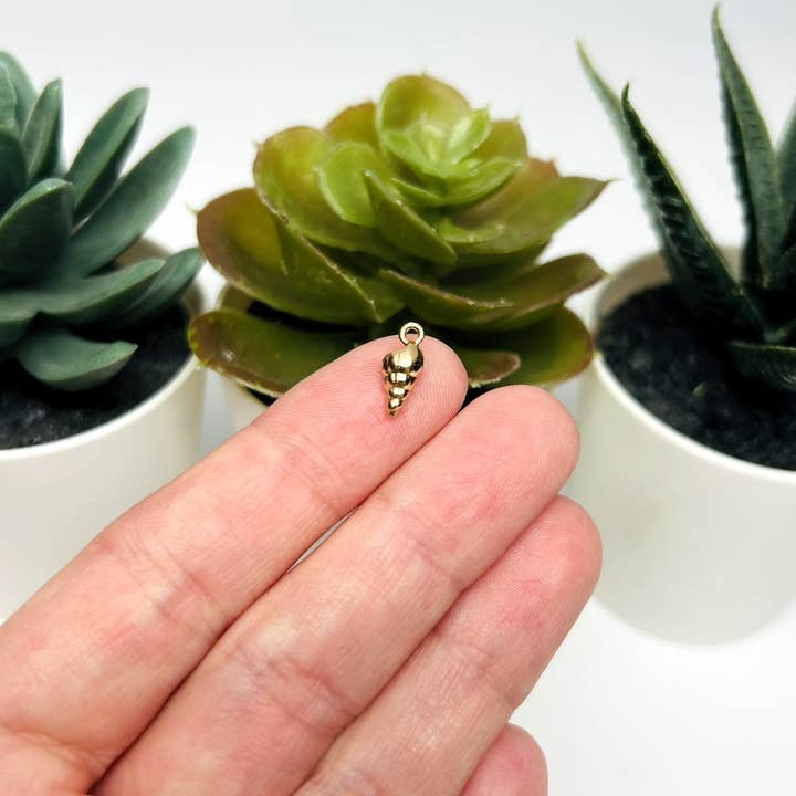 Guerrilla Charm - Wholesale Individual Charm/Pendant - 18k Gold Conch Shell Charm, 12x5 mm2