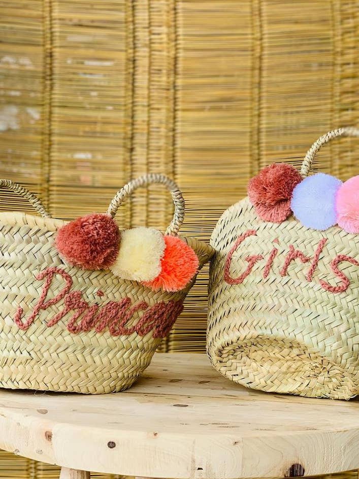 Personlig stråkurv med monogram og pomponer - bryllupsgave for engroshandel hos Mikwi