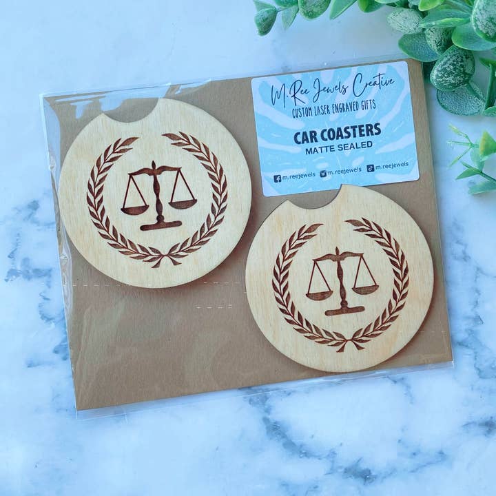 Weegschalen van houten autocoasters van politieadvocaat voor wholesale door M.Ree Jewels Creative