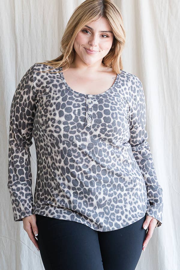 Come mostrato [TAGLIA FORTE] Top Henley a Maniche Lunghe con Scollo a Barca Leopardo T4334XL in vendita all'ingrosso su Faire7