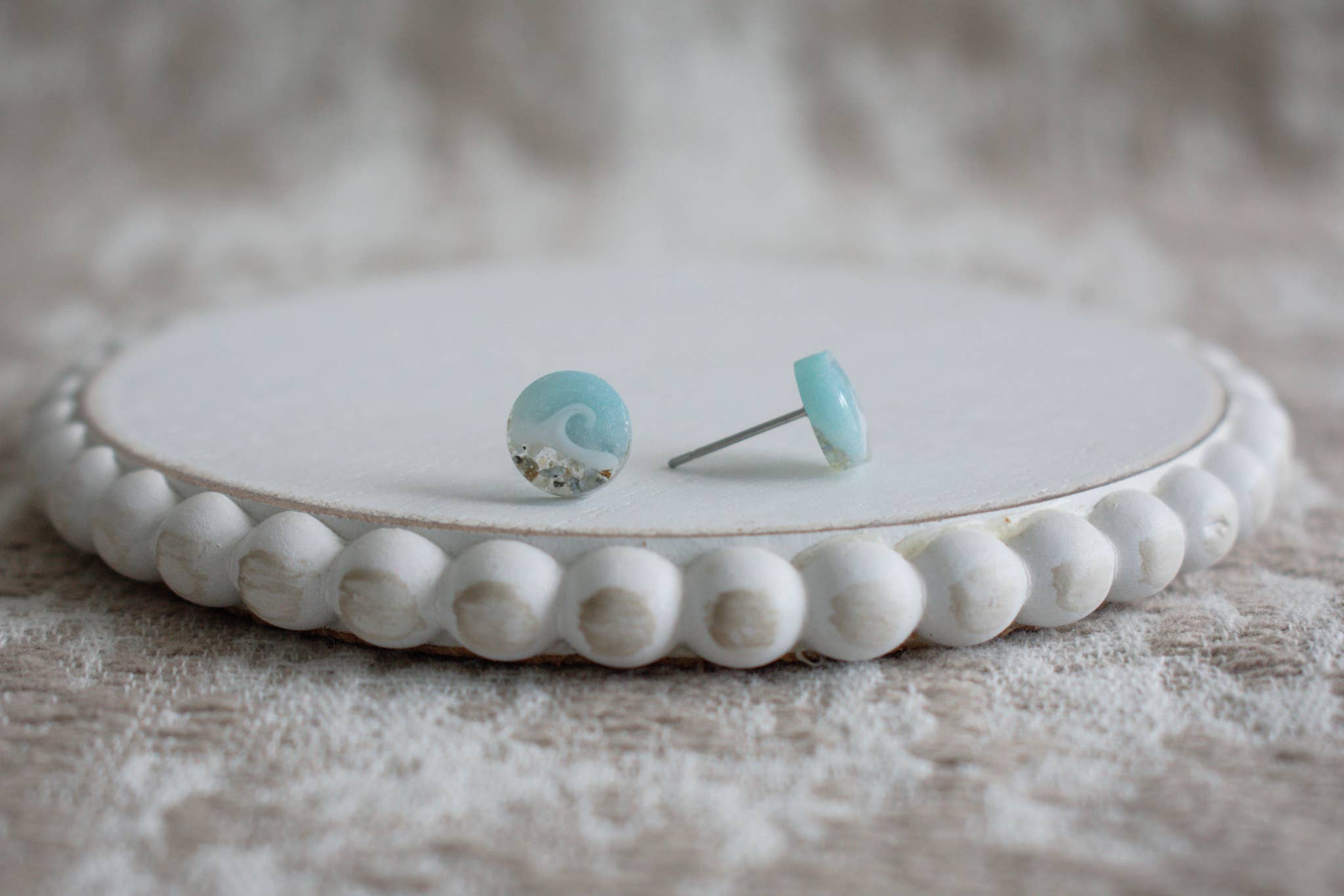 Sandy Beaches Shop - Wholesale Knopjes/oorstekers - Op maat gemaakte mini-wave-oorknopjes van zand | Beach Sand 1