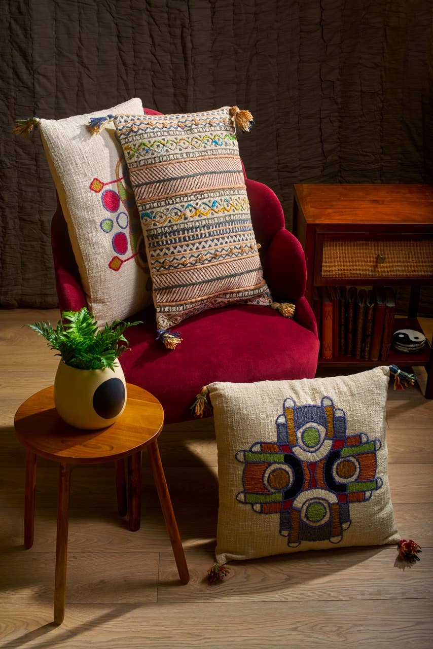 Atolia Designs – Großhandel Zierkissen – Besticktes Kissen mit geometrischem Muster und Füllung1