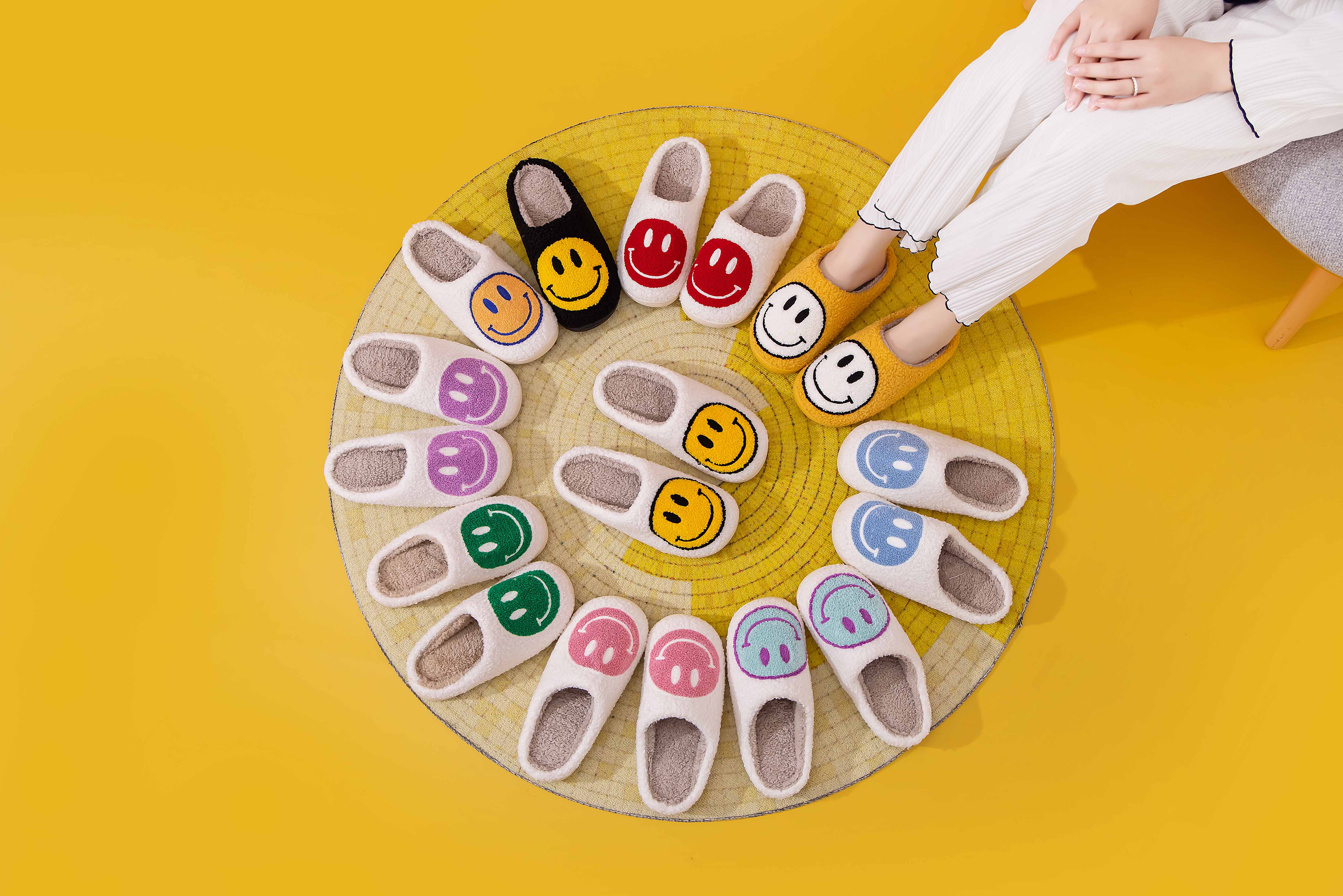 Shop Lev - Vente Chaussons – femme - Chaussons confort à semelle légère en fausse fourrure douce avec visage souriant pour adulte10