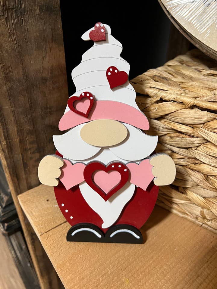 Gnome Standing San Valentino per la vendita all'ingrosso da parte di Rustic Home Co LLC