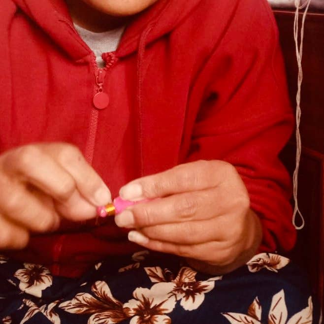 Luna-Leena  - handmade in Nepal - Wholesale Keychain - Women's - sleutelhanger kwast rood - tasbedel - biologisch handgemaakt6