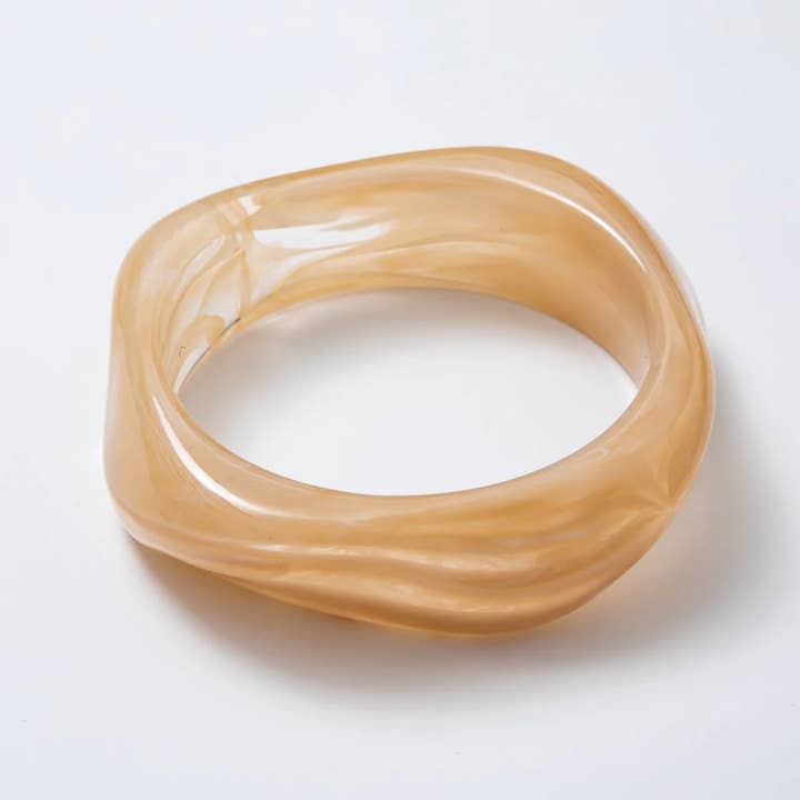 Bracelet géométrique sculpté en résine de marbre solide acrylique ✦ BA-21WA3425 pour la vente par Simply Jewels