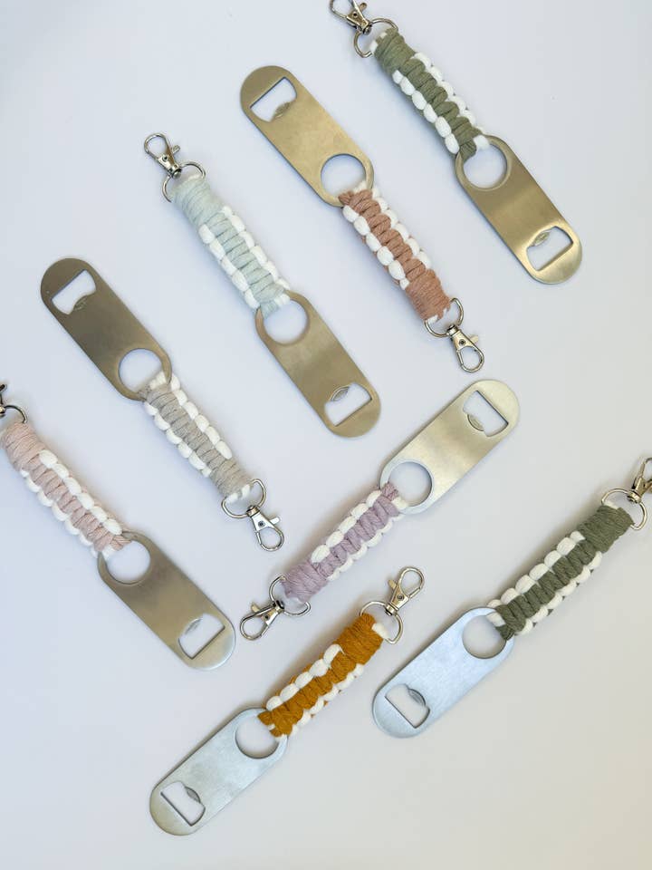 Porte-clés ouvre-bouteille en macramé pour la vente par right & weft