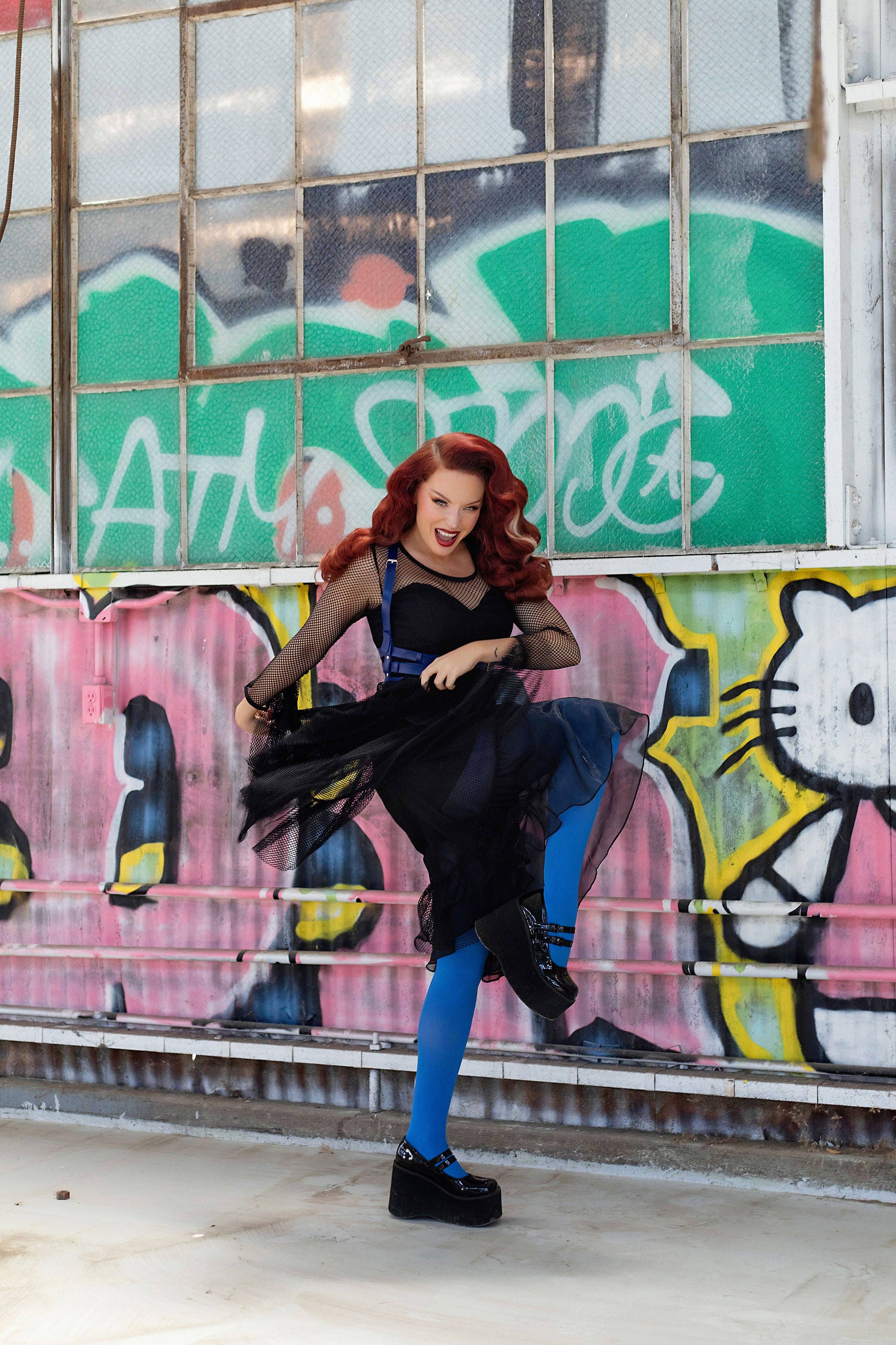 Weasel Wear – wholesale Klänning - Dam – Drastik Fisknät Volangklänning med Inbyggd Romper - Svart Fisknät Maxi med Volangkant & Hjärtformad Romper (Retro Rebellion Edition)8