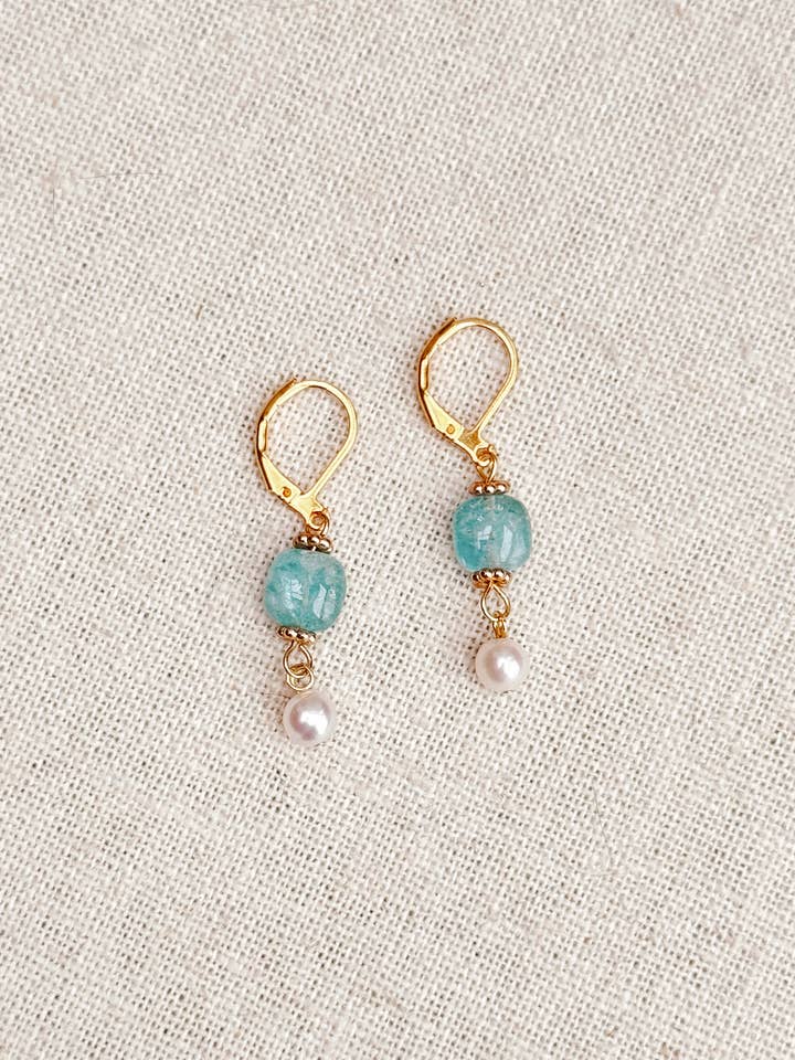 Boucles d'oreilles pendantes romantiques en or avec perles d'eau douce et cyanite pour la vente par Gracie Rose Designs