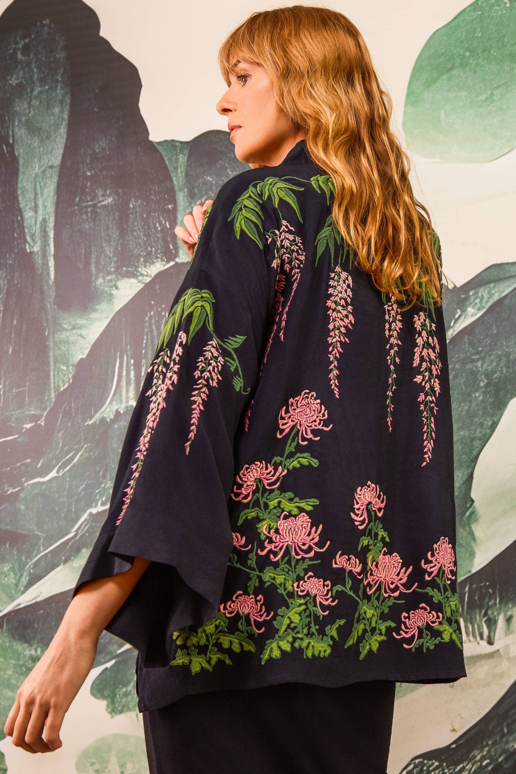 Artemis Muse - Vente Kimono – femme - Kimono court noir doublé avec broderies glycine et chrysanthème en rose et vert4