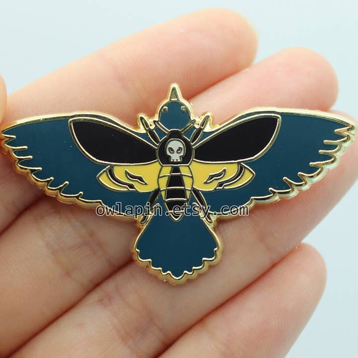 Pin's Émaillé Étoile de Sphinx Tête de Mort pour la vente par Triclops Rabbit