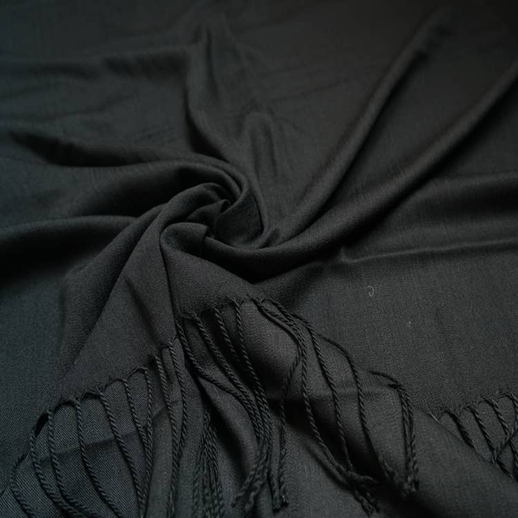 London Scarves – Engroshandel Tørklæde - Dame – Ensfarvet bomuldsblandet pashmina med kvaster26