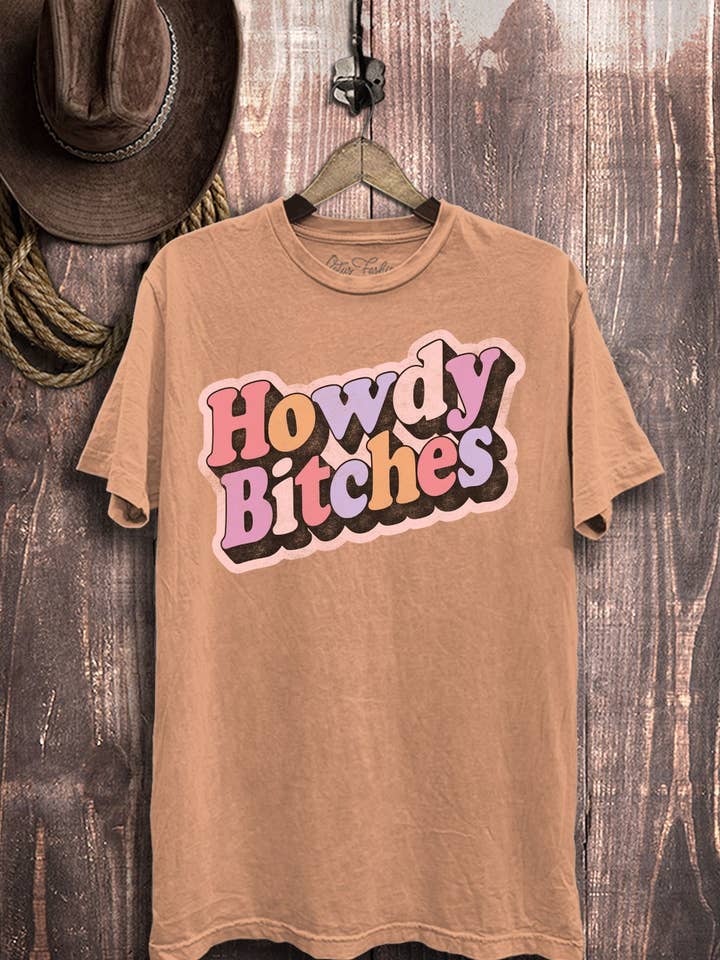 Top con grafica Howdy Bitches per la vendita all'ingrosso da parte di Lotus Fashion Collection