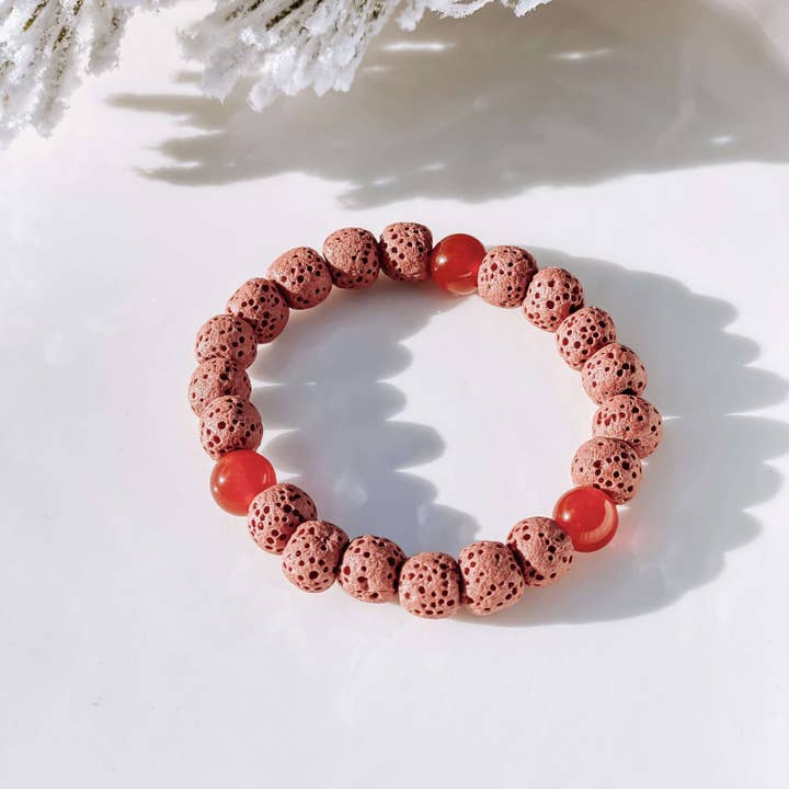 Bracelets de pierres précieuses - Pierres de lave de cornaline rouge et de noix de coco pour la vente par EshnaDesign