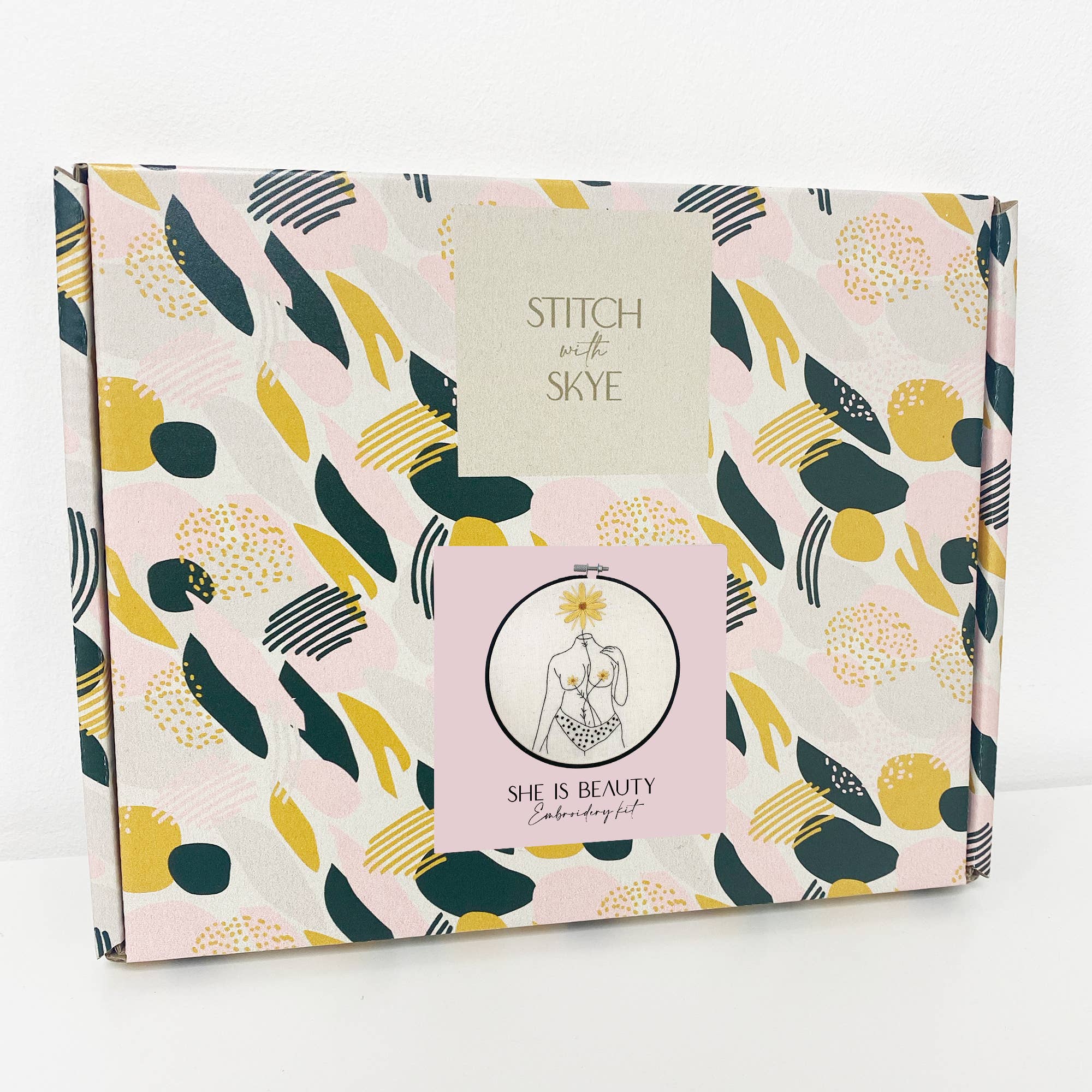 Stitch with Skye – wholesale Material för broderi/korsstygn – 'Hon är skönhet' Feminist Broderi Kit3