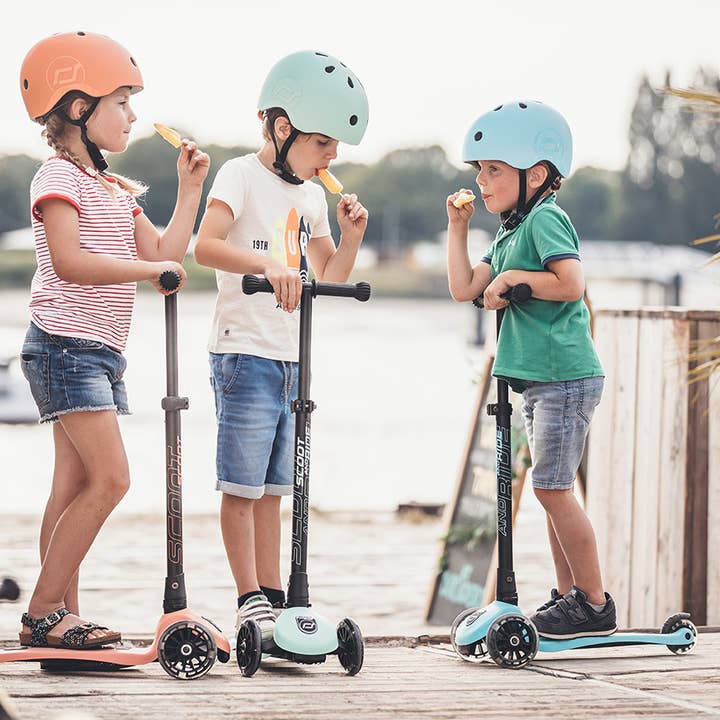 Scoot & Ride - Wholesale Bike/Scooter - Kids - Highwaykick 3 Scooter with LED Wheels Kiwi