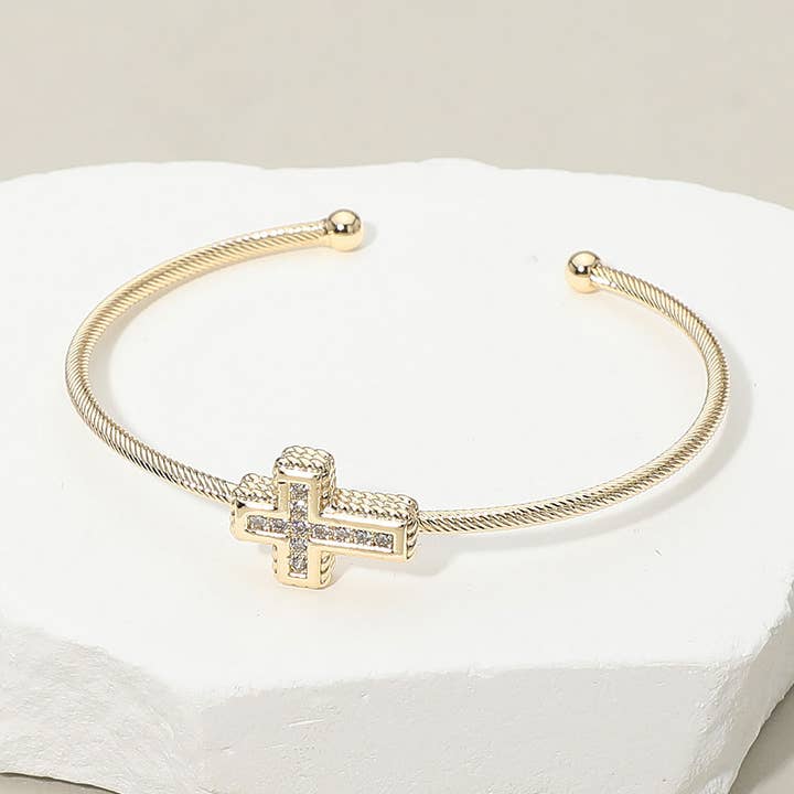 Bracelet manchette accent croix pavée de pierres CZ plaqué or 14K pour la vente par Sensibling Corp.