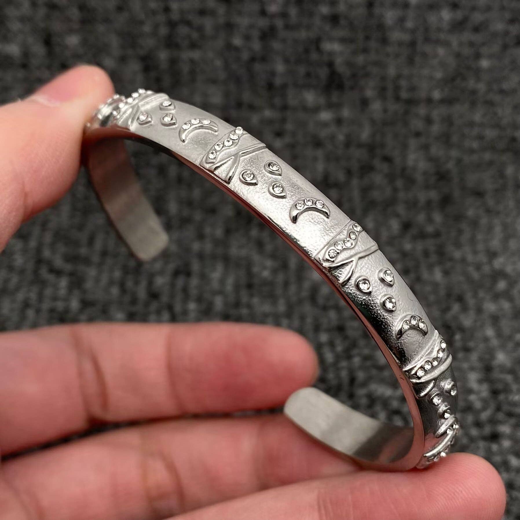 Mio Queena - Vendita all'ingrosso Bracciale a polsino - Bracciale rigido stile tarocchi in acciaio inox placcato oro 18K - FGS/MS30