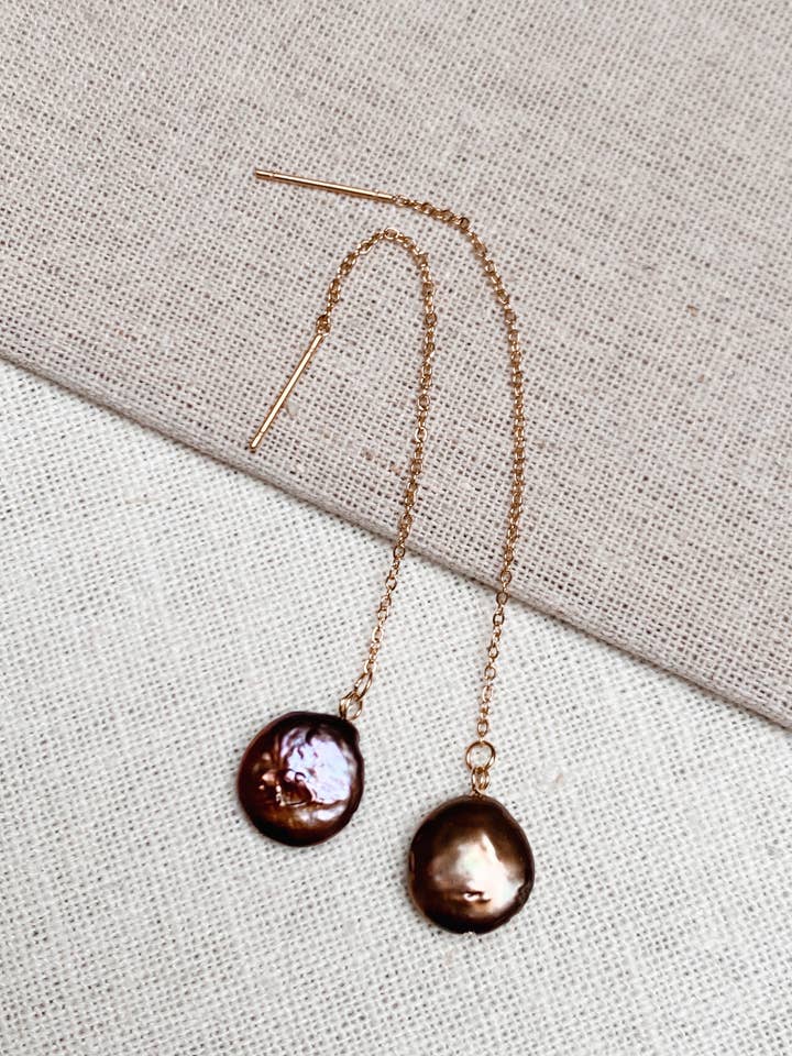 Pendientes minimalistas con forma de moneda marrón con cadena de perlas para venta al por mayor de Gracie Rose Designs