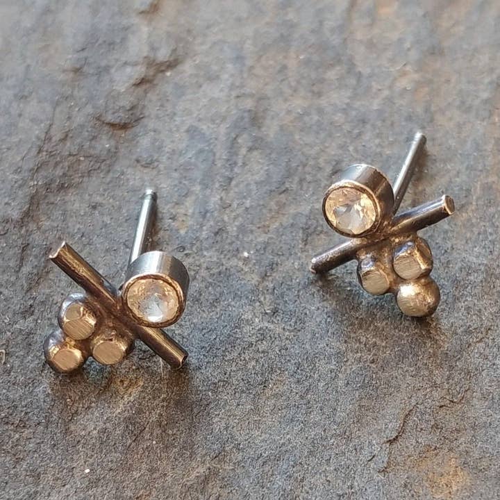 Pendientes de topacio blanco y plata hechos a mano para venta al por mayor de Symbology by Alice Scott