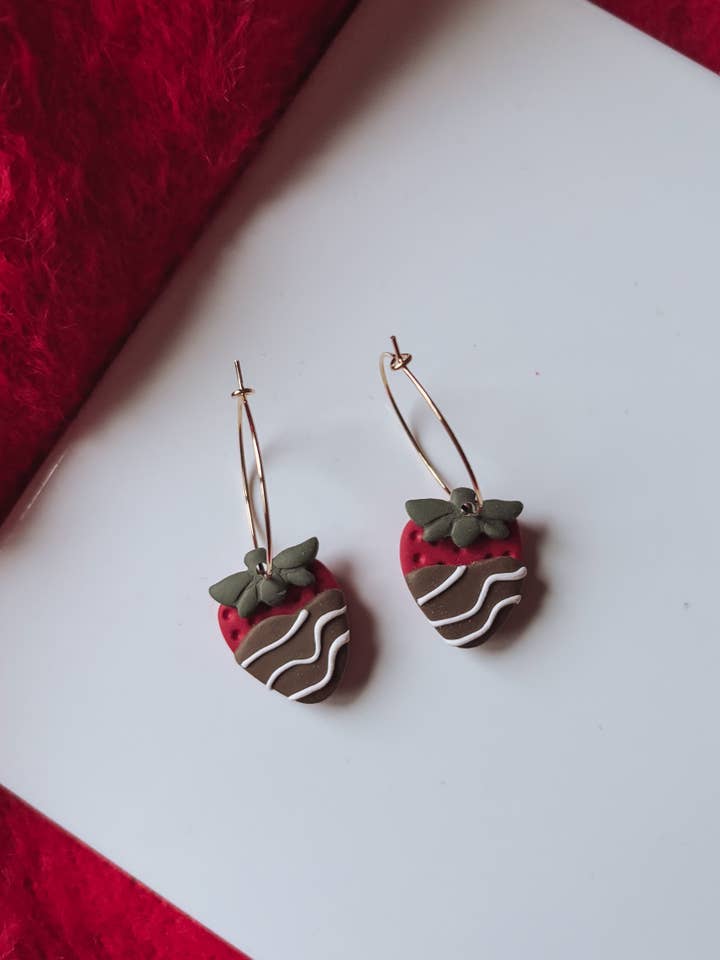 Orecchini a cerchio fragola e cioccolato, regali per San Valentino per la vendita all'ingrosso da parte di Placed by Grace