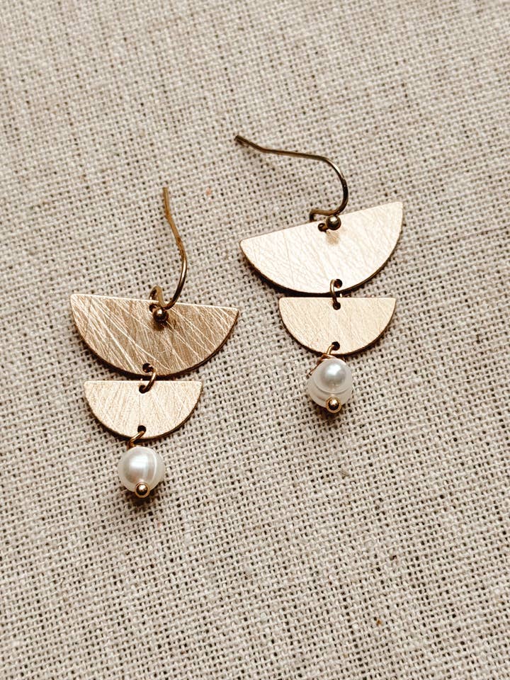 Hängeohrringe mit mattem, zerkratztem Halbmond und Süßwasserperlen für den Großhandel von Juniper Wish