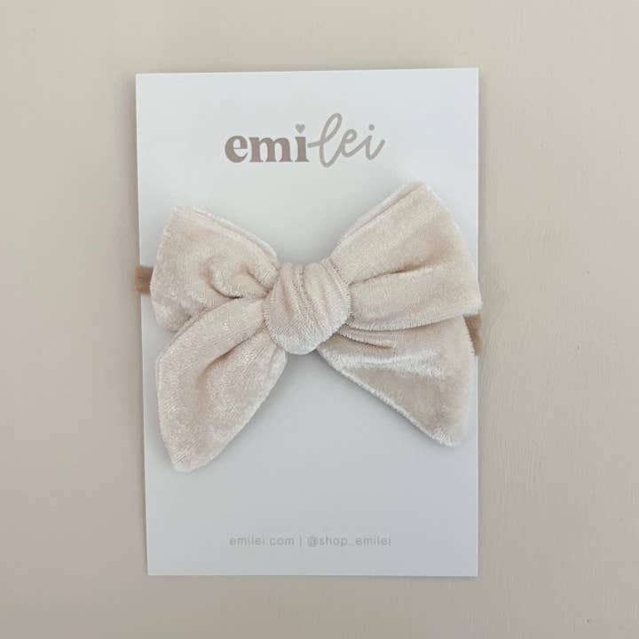 Bandeau Velvet Fable Bow 2.0 - Crème pour la vente par Emi Lei