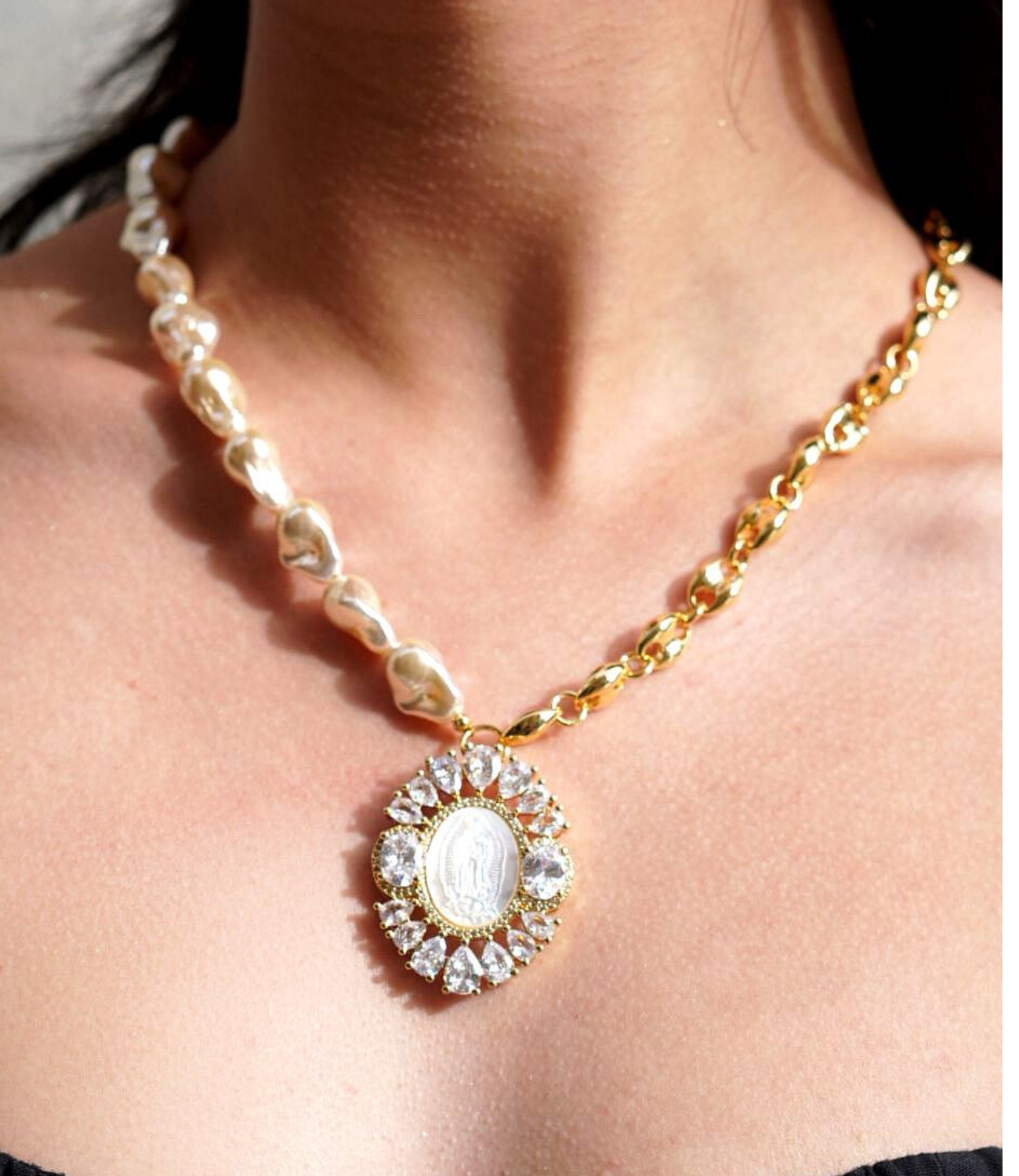 PHOEBE´S - Venta al por mayor Collares con colgantes/abalorios - Baroque Pearl Necklace and Gold Chain with Religious Medal2