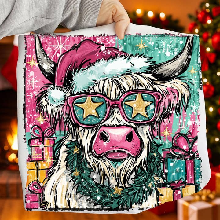 Camiseta Navideña Preppy de Vaca Highland, Sudadera Colorida para venta al por mayor de NVC Ecommerce LLC