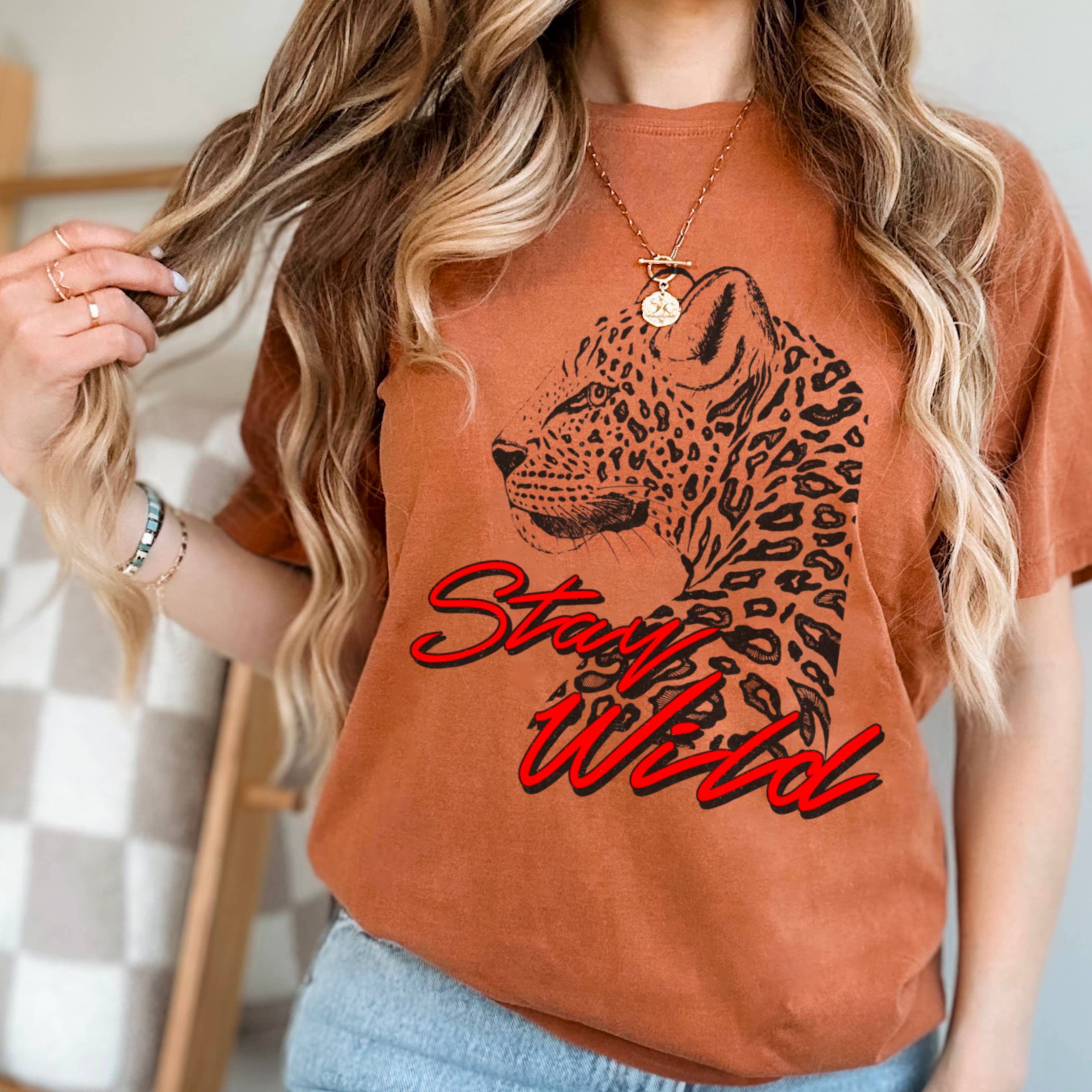 Shoppe SHC - Vendita all'ingrosso Tunica - Donna - Maglietta Grafica Retro Grunge Stay Wild | Comfort Color5