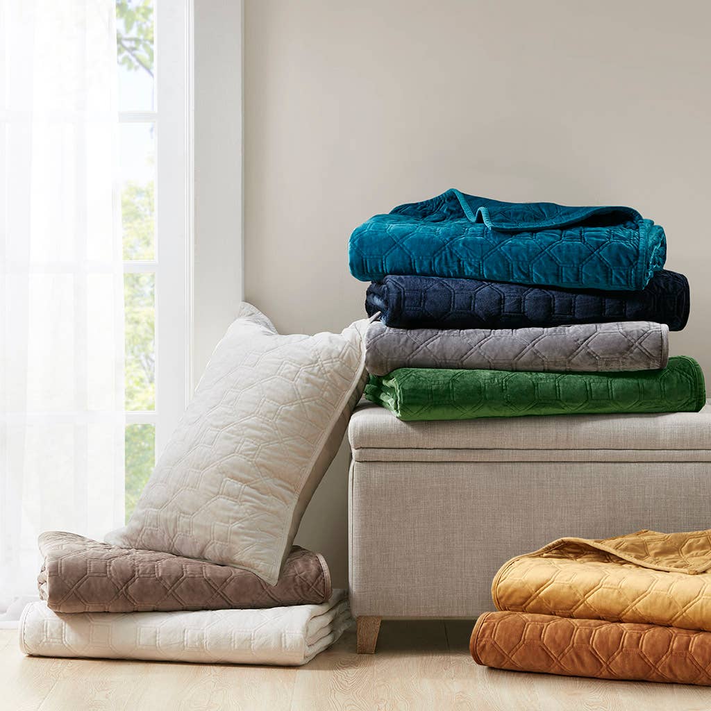 Velvet 3-Piece Quilt Set, Green for wholesale on Faire11