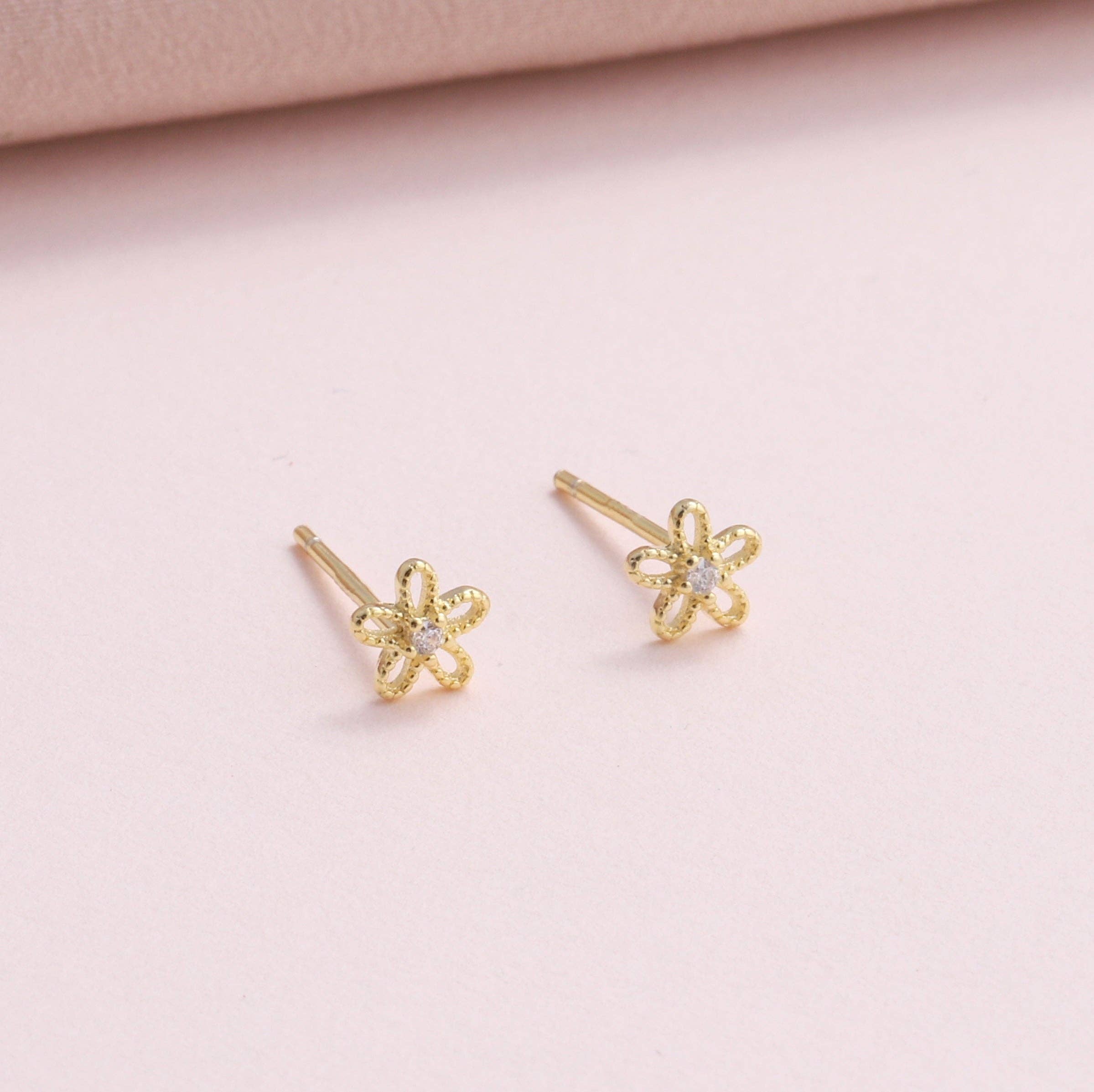 Attic creations – wholesale Stud/post earrings – TT51023 Let your dream blossom flower earrings gold2